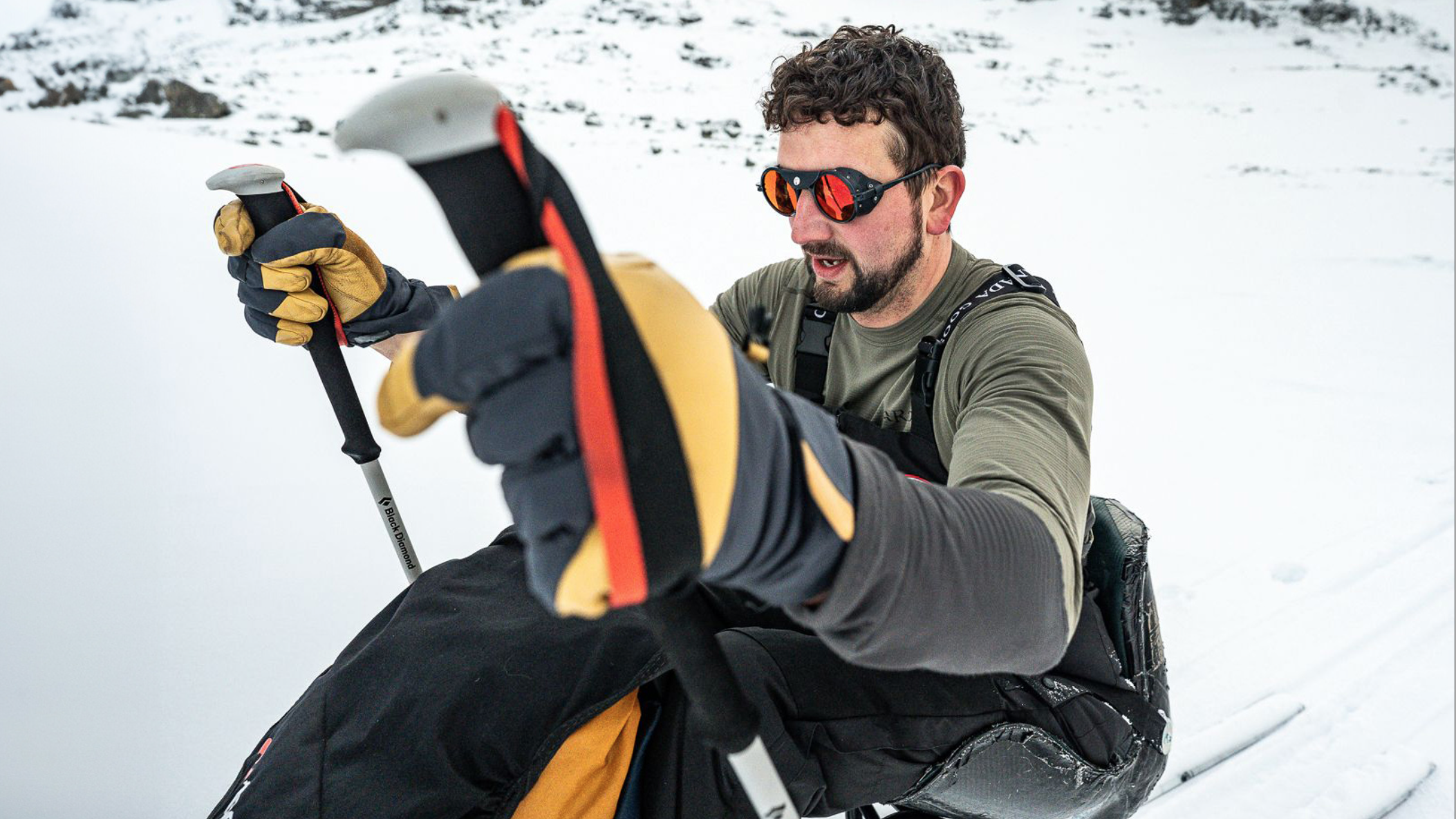 Photo of Darren Edwards sit-skiing in the snow.png