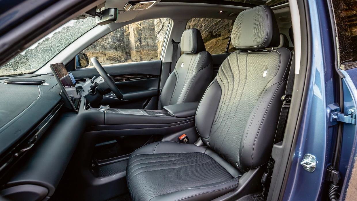 black-leather-front-seats-of-a-geely-starray-suv-featuring-textured-stitching-and-a-minimalist-dashboard.webp