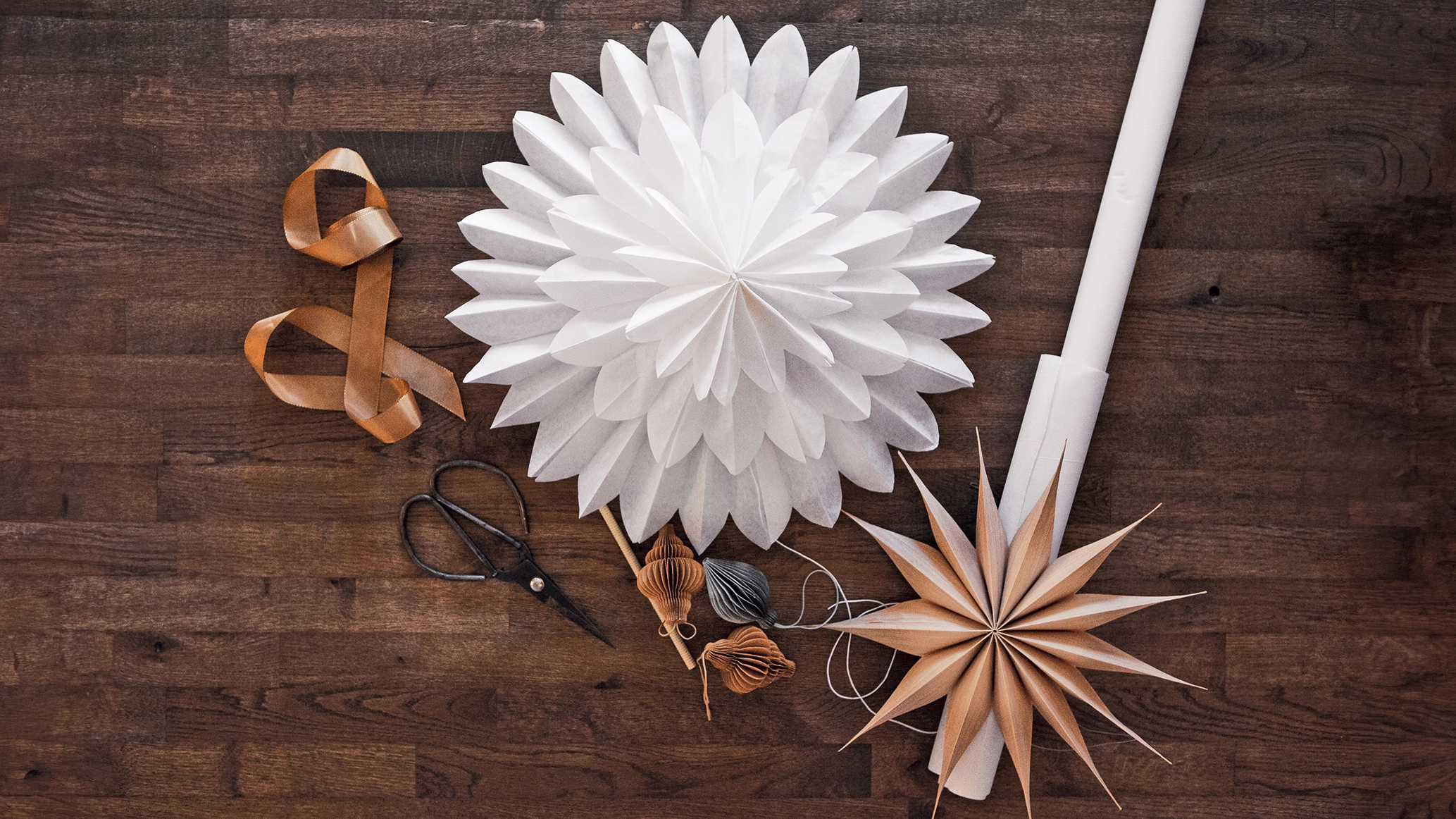 Photo of the paper star and utensils