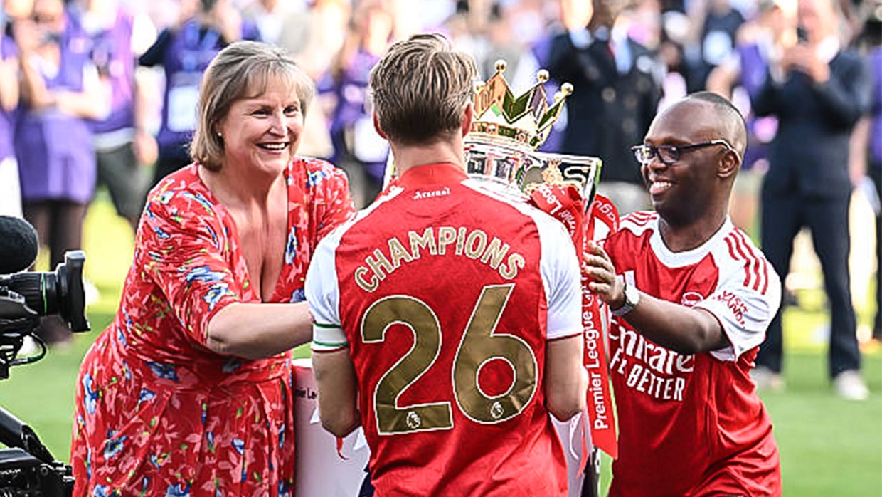 Emmanuel handing out the trophy