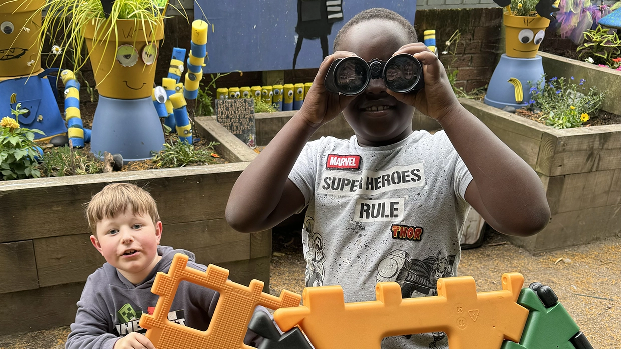 2 kids playing a the park