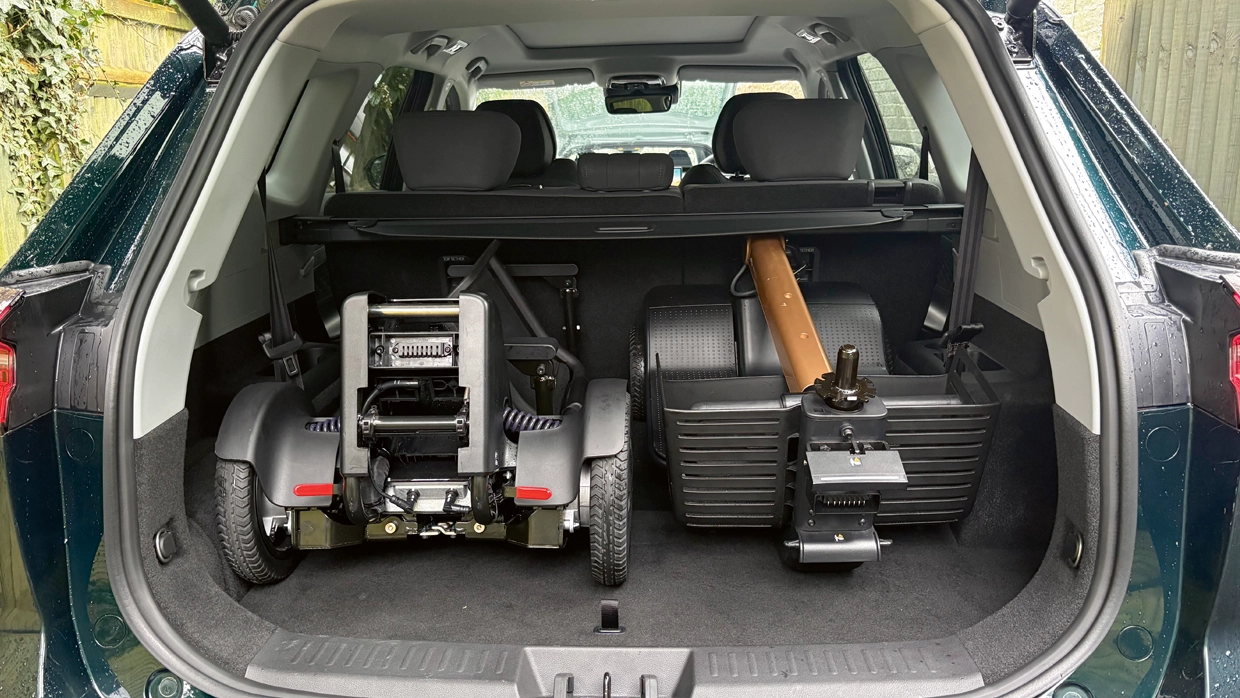 open-boot-of-a-chery-tiggo-8-showing-a-disassembled-mobility-scooter-stored-inside-demonstrating-the-vehicle-s-storage-capacity.webp