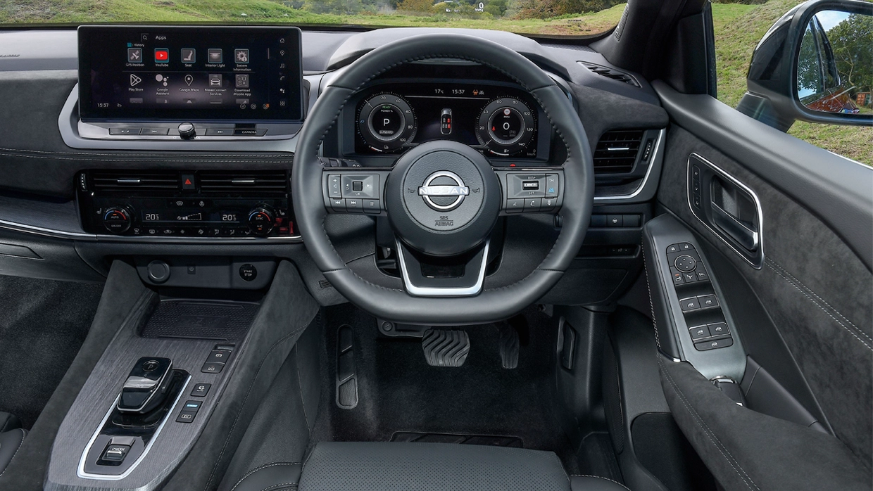 the-steering-wheel-view-inside-the-nissan-qashqai-e-power.webp