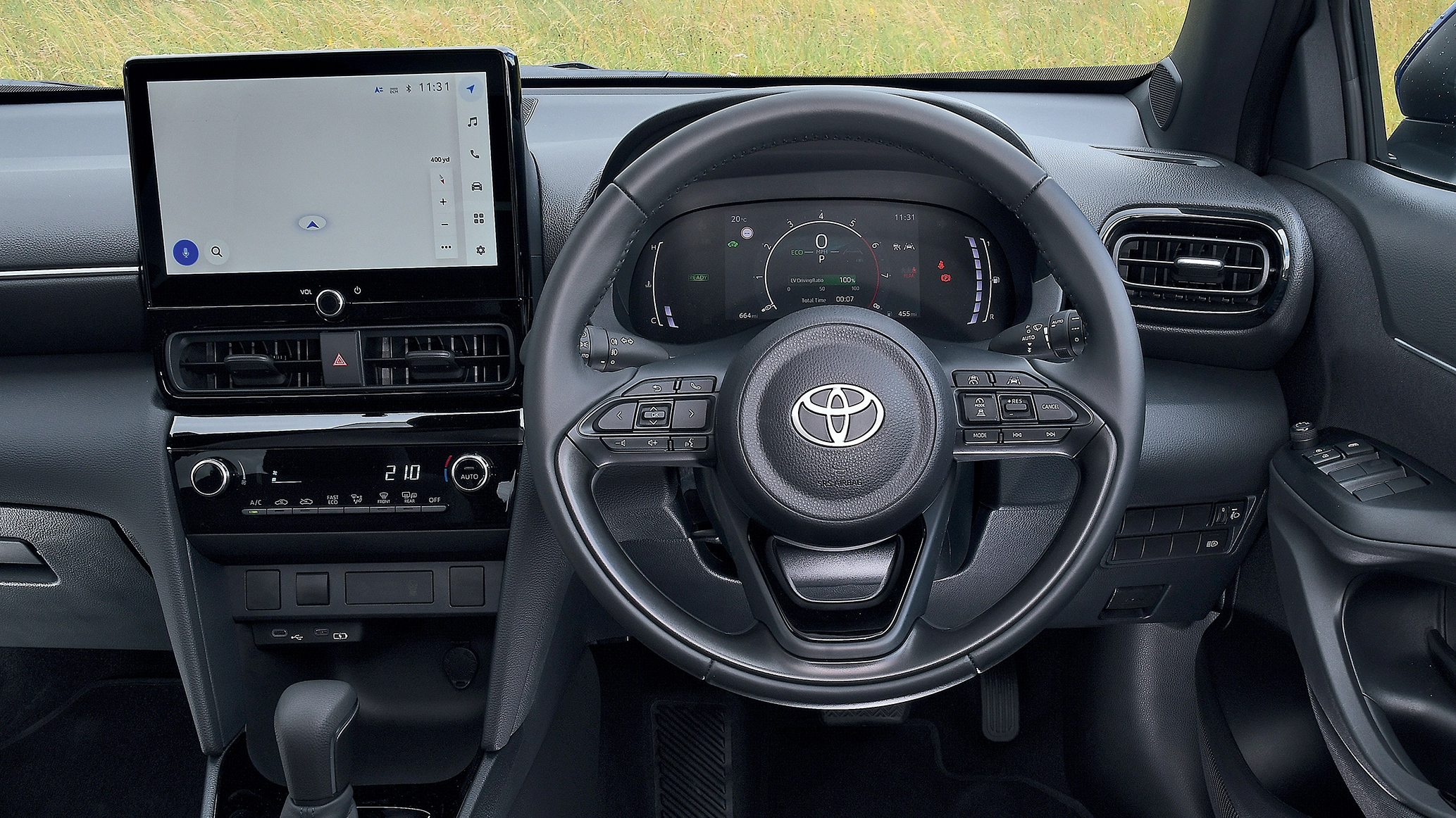 toyota-yaris-cross-steering-wheel-and-dashboard.webp