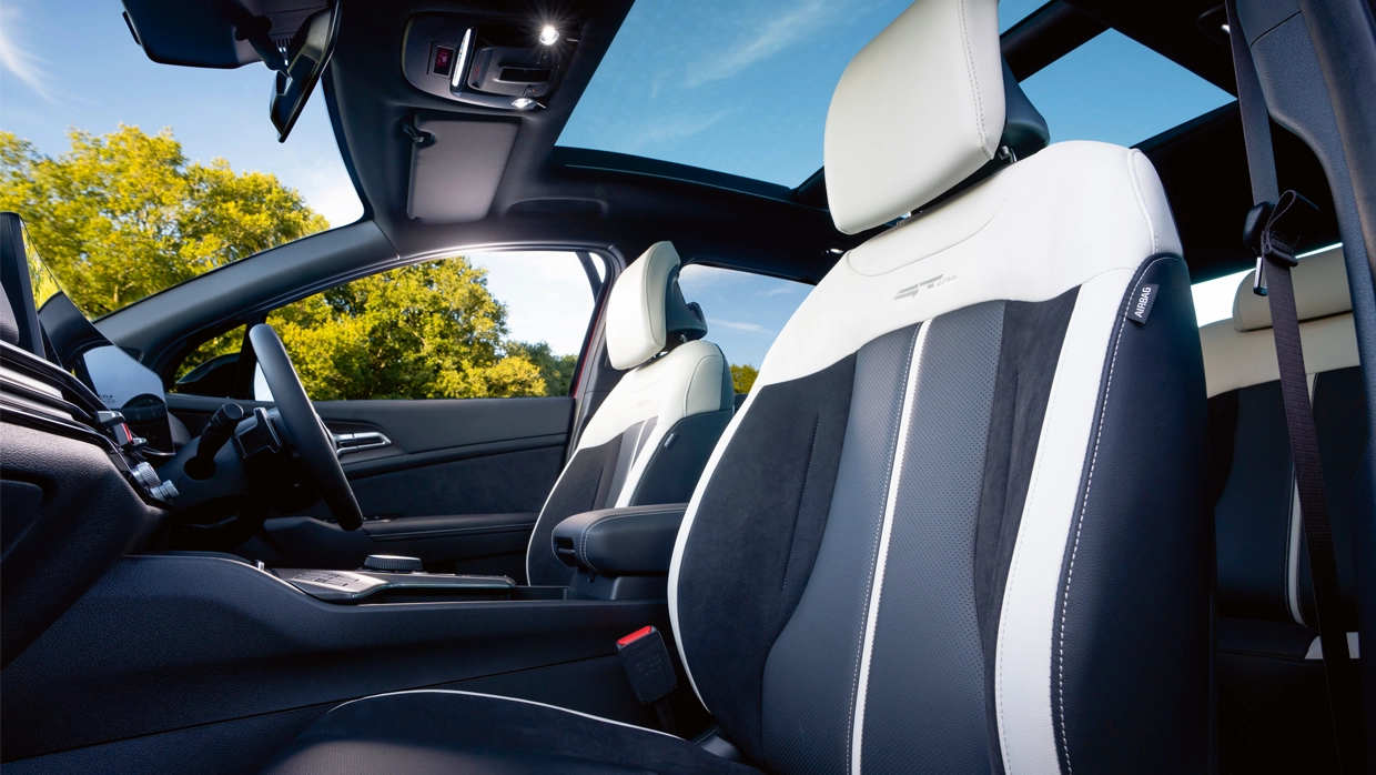 two-tone-black-and-white-gt-line-seats-in-a-kia-sportage-interior-featuring-a-large-panoramic-sunroof.webp